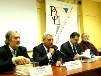 Мероприятие открывает Советник Посольства Виктор Богач